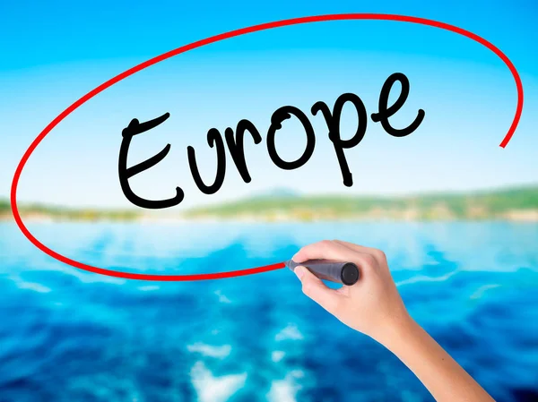 Woman Hand Writing Europe con un marcador sobre un tablero transparente — Foto de Stock