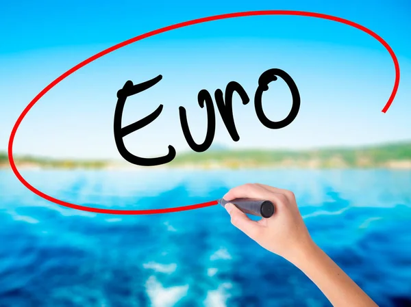 Mulher mão escrevendo Euro com um marcador sobre placa transparente — Fotografia de Stock