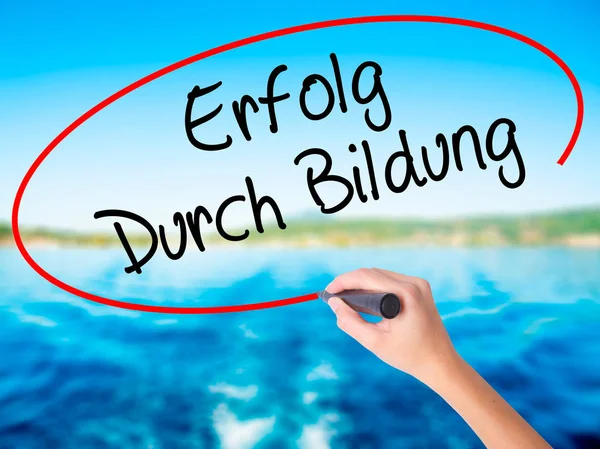 Frau schreibt Erfolg durch Bildung — Stockfoto