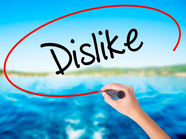 Женское рукописное неприязнь с маркером на прозрачной доске
