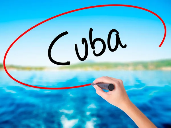 Frau handschriftlich Kuba mit einem Filzstift über transparenter Tafel — Stockfoto