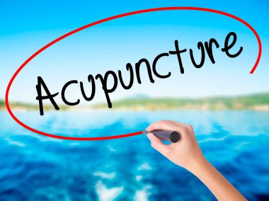 Kadın el yazma akupunktur şeffaf bo üzerinde bir marker ile