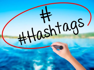 Kadın el yazma #Hashtags şeffaf boa üzerinde bir marker ile
