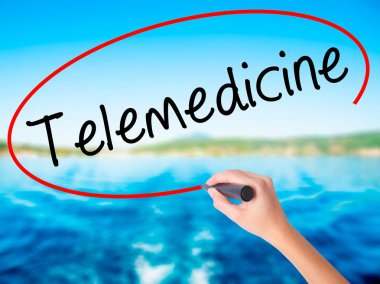 Kadın el yazma Teletıp saydam b üzerinde bir marker ile