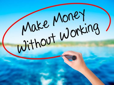 Kadın el yazma yapmak para olmadan çalışma üzerinde bir marker ile