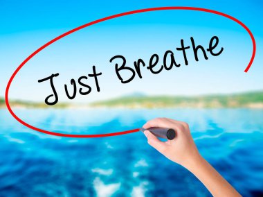 Kadın el yazma nefes saydam b üzerinde bir marker ile