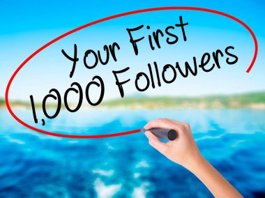 Kadın el yazma Your ilk 1.000 takipçileri bir işaretleyici ove ile