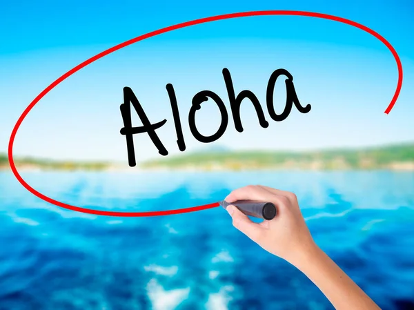 Donna mano scrittura Aloha con un pennarello su tavola trasparente — Foto Stock