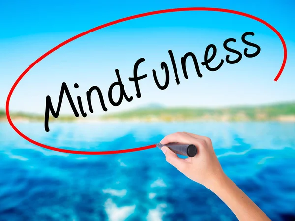 Kadın el yazma Mindfulness üzerinden saydam b bir marker ile