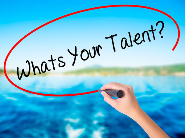 Женщина, пишущая руками, что у тебя за талант? с маркером над транспарантом
