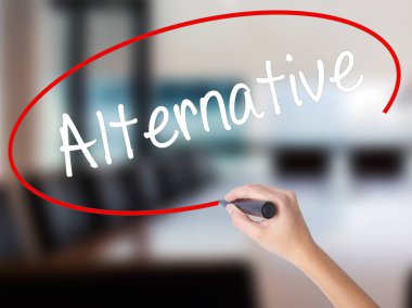 Kadın el yazma alternatif şeffaf bo üzerinde bir marker ile