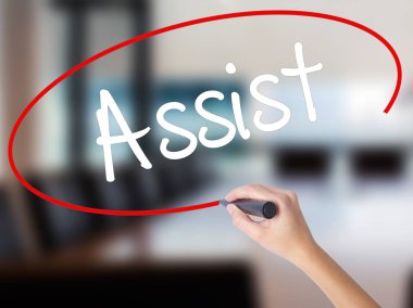 Kadın el yazma yardımcı bir marker şeffaf kartı ile.