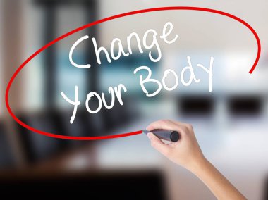 Kadın el yazma değiştir Your Body transpare üzerinde bir marker ile