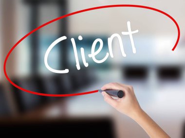 Kadın el yazma istemci bir marker şeffaf kartı ile