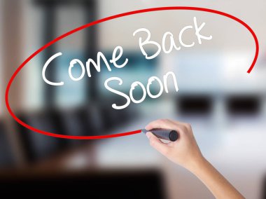 Kadın el yazma gel geri yakında üzerine saydam bir marker ile