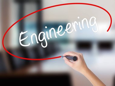 Kadın el yazma mühendislik saydam b üzerinde bir marker ile