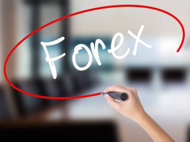 Kadın el yazma Forex şeffaf kartı bir marker ile