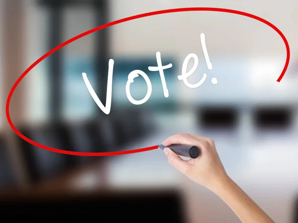 Kvinna Hand skriva omröstning! med en markör över transparent styrelse — Stockfoto