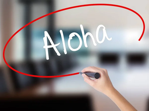 Mujer escritura a mano Aloha con un marcador sobre tablero transparente — Foto de Stock