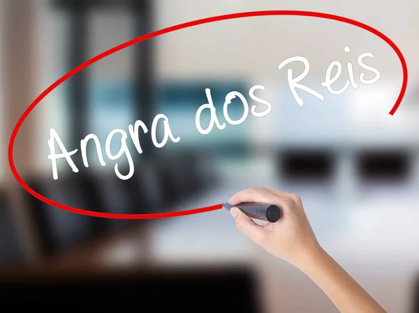 Vrouw Hand schrijven Angra dos Reis met een marker over transparant — Stockfoto