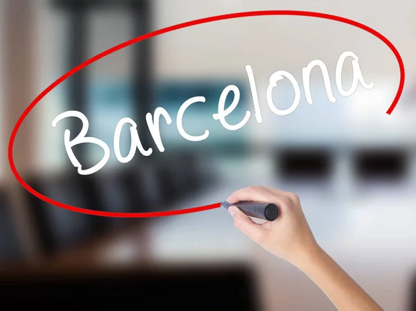 Frau schreibt Barcelona mit Filzstift über transparentes Wildschwein — Stockfoto