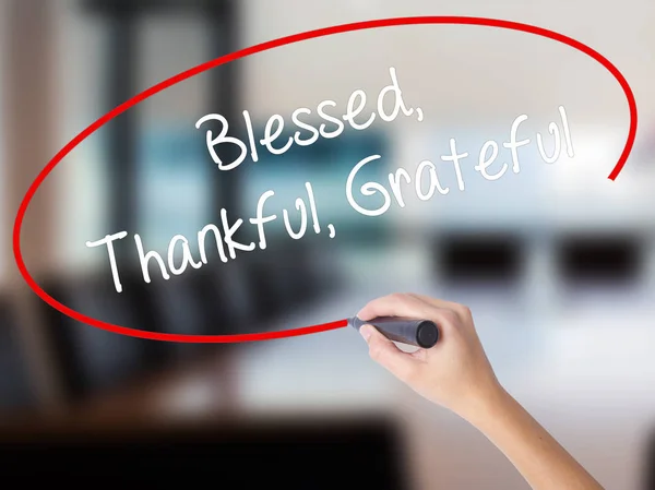 Kobieta ręka piśmie Błogosławiony wdzięczny wdzięczny z znacznik nad — Zdjęcie stockowe
