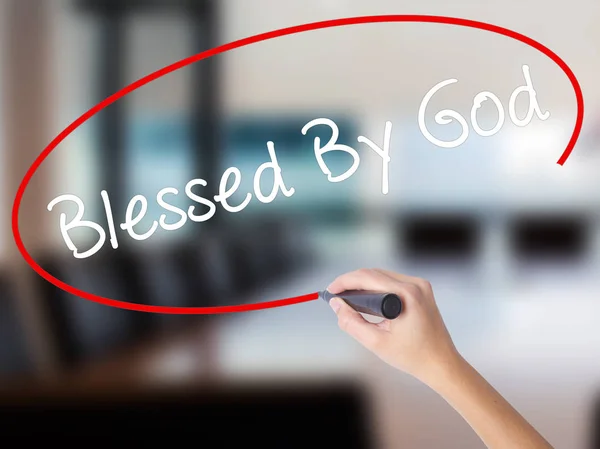 Vrouw Hand schrijven gezegend door God met een marker over transparant — Stockfoto