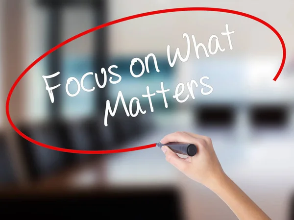 Woman Hand Writing Focus on What Matters with a marker over tran — Stock Photo, Image