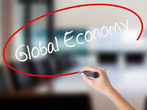 Frau Hand schriftlich Weltwirtschaft mit einem Marker über transparent — Stockfoto