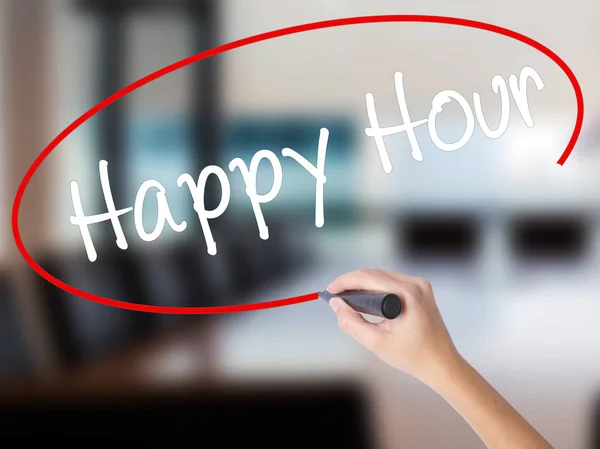 Mujer escritura a mano Happy Hour con un marcador sobre boa transparente — Foto de Stock