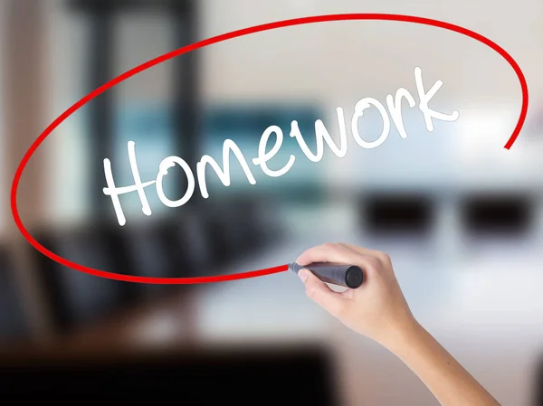 Mujer Escritura a mano Tarea con un marcador sobre tablero transparente — Foto de Stock