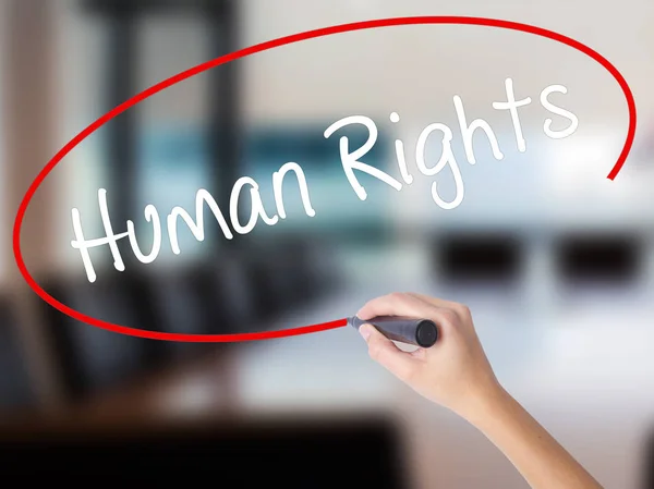Женская рука, пишущая права человека с маркером над прозрачным b — стоковое фото