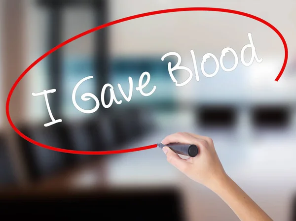 Woman Hand Writing I Gave Blood com um marcador sobre transparente b — Fotografia de Stock