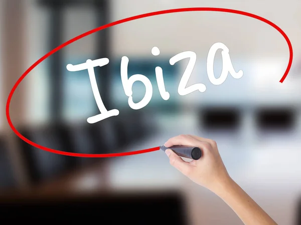 Жінка руки написання Ibiza маркером над прозорі Ради — стокове фото