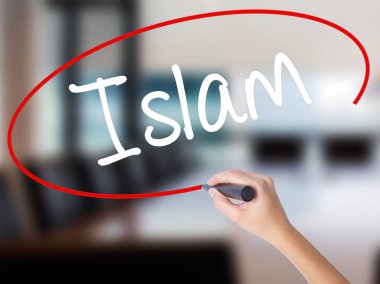 Kadın el yazma Islam şeffaf kartı bir marker ile