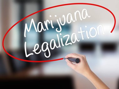 Kadın el yazma marihuana yasallaştırma tra üzerinde bir marker ile