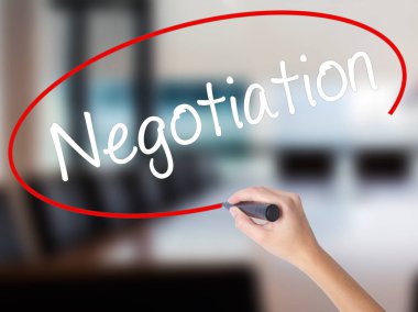 Kadın el yazma müzakere saydam b üzerinde bir marker ile