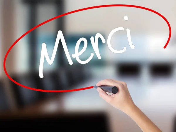 Femme écriture à la main Merci (Merci en français) avec un marqueur ov — Photo