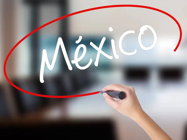 用记号笔在测定透明玻璃板的女人手写作墨西哥 （西班牙语） — 图库照片