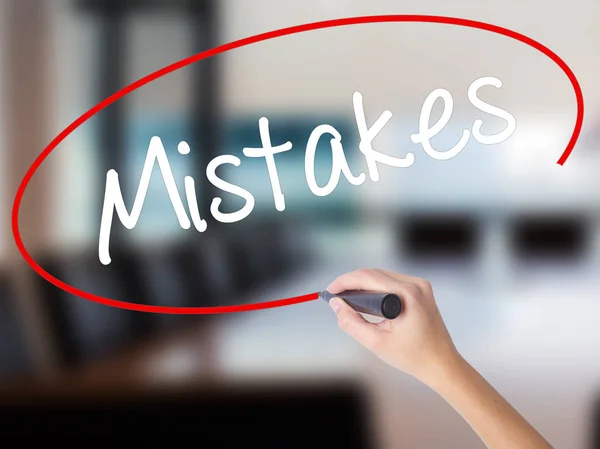 Vrouw Hand schrijven Mistakes met een marker over transparante zwijnen — Stockfoto