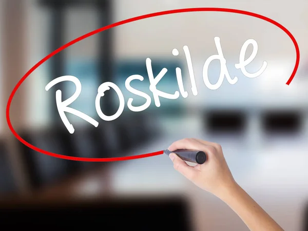Escritura a mano de la mujer Roskilde con un marcador sobre tablero transparente — Foto de Stock