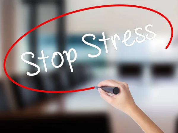 Kvinna Hand skriftligt stoppa Stress med en markör över transparent bo — Stockfoto