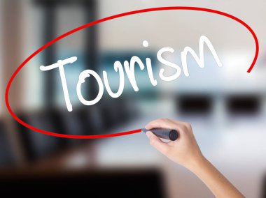 Kadın el yazma turizm şeffaf kartı bir marker ile.