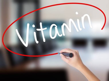 Kadın el yazma vitamini şeffaf kartı bir marker ile