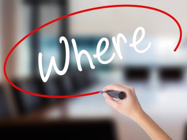 Kadın el yazma nerede şeffaf kartı bir marker ile.