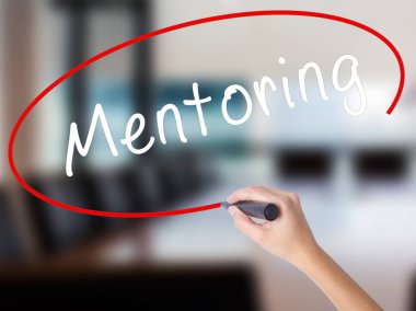 Kadın el yazma rehberlik şeffaf domuz üzerinde bir marker ile