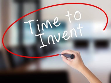 Kadın el yazma zaman icat üzerine saydam bir marker ile