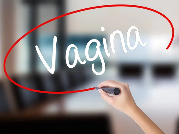 Mulher mão escrevendo Vagina com um marcador sobre placa transparente — Fotografia de Stock