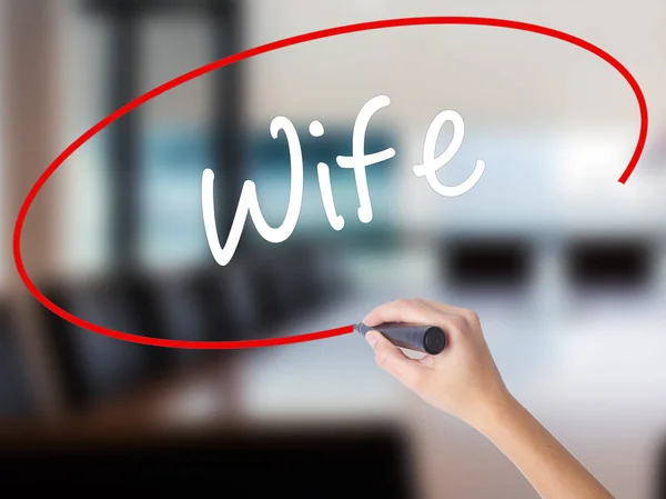 Mujer escritura a mano esposa con un marcador sobre tablero transparente —  Fotos de Stock