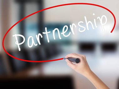 Kadın el yazma ortaklık şeffaf bo üzerinde bir marker ile